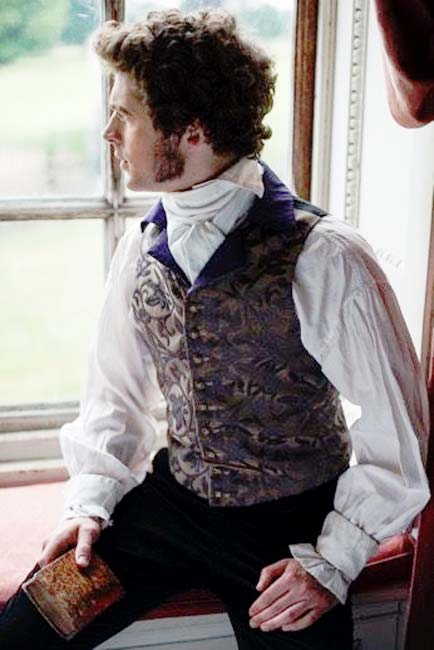 সে যুগে ওয়েস্টকোট বা সোয়েটারের নীচে শার্ট পরা হতো।<br> তবে সে পোশাকে কাজকর্ম করার পর তা খুব তাড়াতাড়ি নোংরা হয়ে যেত।<br> তাই অনেকেই শার্টের কলার খুলে কাজকর্ম করতেন।