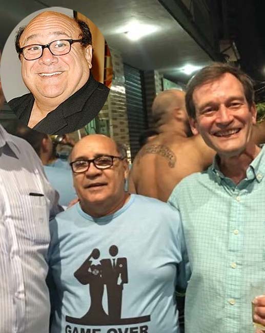 হলিউডের কমেডিয়ান ড্যানি ডিভিটো-র অভিনয়ে হেসে লুটোপুটি খাননি এমন মানুষ কমই আছেন।<br> সেই ড্যানির মতোই হুবহু দেখতে এক ব্যক্তিকে দেখা গেল ব্রাজিলে।<br> ড্যানির মতোই বেঁটেখাটো শক্তপোক্ত চেহারা। চোখেও তাঁর মতো ভারী চশমা।