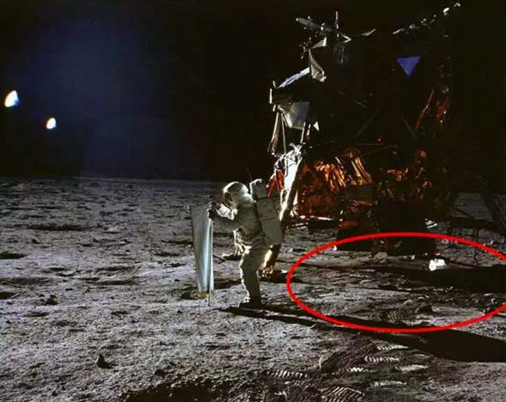 নাসার এই ছবিতে দেখা যাচ্ছে চন্দ্রযান যে জায়গায় চাঁদের মাটি ছুঁয়েছে, সেখানে অভিঘাতজনিত কোনও গর্তই তৈরিই হয়নি। ‘কন্সপিরেসি থিওরিস্ট’-সহ একাধিক বিজ্ঞানী এই ছবি দেখে প্রশ্ন তুলেছিলেন, আদৌ কি নাসার মহাকাশচারীরা চাঁদে নেমেছিলেন?