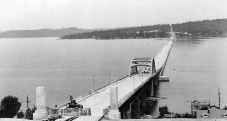 এই সেতুটির নাম রাখা হয় ‘দ্য লাসে ভি মেমোরিয়াল ব্রিজ’। যেটি সিয়াটেল এবং মার্সার দ্বীপের মধ্যে সংযোগ স্থাপন করছে।