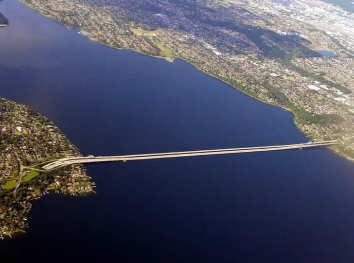 এই ভাসমান সেতুটি ৫ হাজার ৮১১ ফুট দীর্ঘ। এবং এই দৈর্ঘ্যের কারণেই সেতুটি বিশ্বের পঞ্চম দীর্ঘতম ভাসমান সেতুর স্থান দখল করেছে।