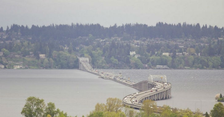 ওয়াশিংটন লেকের উপর ১৯৬৩ সালে তৈরি হয় ‘এভারগ্রিন পয়েন্ট ফ্লোটিং ব্রিজ’ যেটির সরকারি নাম ‘গভর্নর অ্যালবার্ট ডি রোজেলিনি ব্রিজ’।