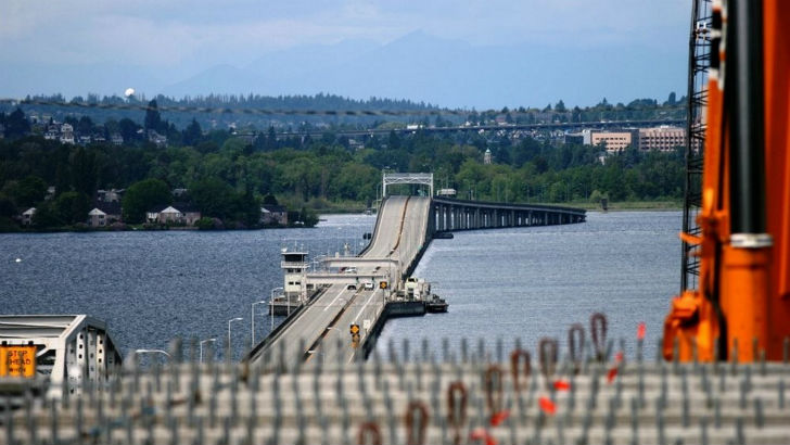 সিয়াটেল থেকে মেডিনার মধ্যে সংযোগকারী এই সেতুটির অবস্থা খুব খারাপ হয়ে যাওয়ার কারণে ২০১২ সালে বন্ধ করে দেওয়া হয়।