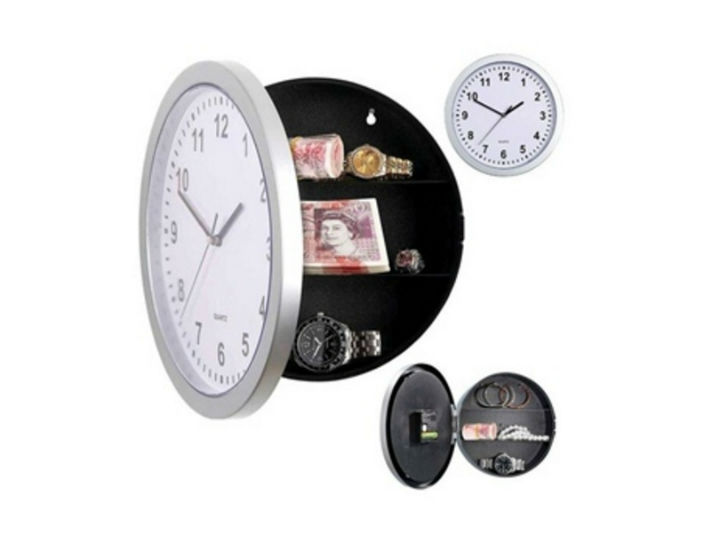 দেওয়ালঘড়ি খুলে তার ভিতরেও টাকা রাখতে পারেন। সাধারণত ব্যাটারি বদলানোর প্রয়োজন ছাড়া দেওয়ালঘড়ি নামানো হয় না। সপ্তাহের প্রয়োজনের জন্য অল্প কিছু টাকা ব্যাটারির পাশে গোল করে গুটিয়ে রাখতে পারেন। তবে হ্যাঁ, টাকা রেখে অবশ্যই তা মনে রাখবেন।