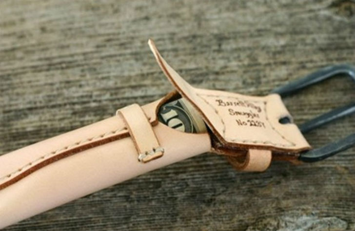 এমন কিছু পোশাক আছে বা অ্যাক্সেসারিজ আছে যাতে গোপন পকেট থাকে। যেমন বেল্টের জোড়ার ফাঁকে এমন একটা কাটা অংশ আছে যা পকেটের মত। এই সব গোপন ফাঁকফোকরে টাকা জমিয়ে আলমারিতে রেখে দিন। হারানো বা চুরি হওয়ার সুযোগ খুব কম।