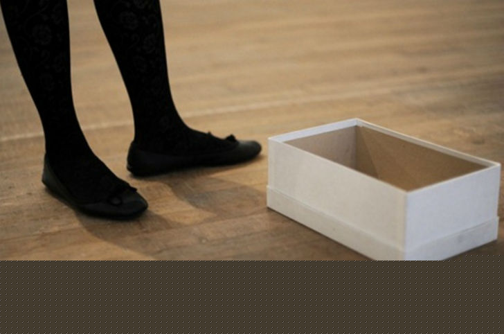 জুতো রাখার তাকে এমন অনেক জুতোর বাক্স থাকে যা সহজে খোলা হয় না। এমন একটি জুতোর বাক্স বেছে নিতে পারেন। বাসায় ফিরে নিজের জুতোটা রাখার সময় আস্তে করে সবার অগোচরে রেখে দিলেন টাকাটা। কেউ ভাবতেই পারবে না যে ওখানে টাকা লুকিয়ে রাখছেন আপনি। তবে খেয়াল করুন, অব্যবহারিত জুতোর বাক্সগুলো বার বার নামিয়ে পরিষ্কার করা হয় কি না!