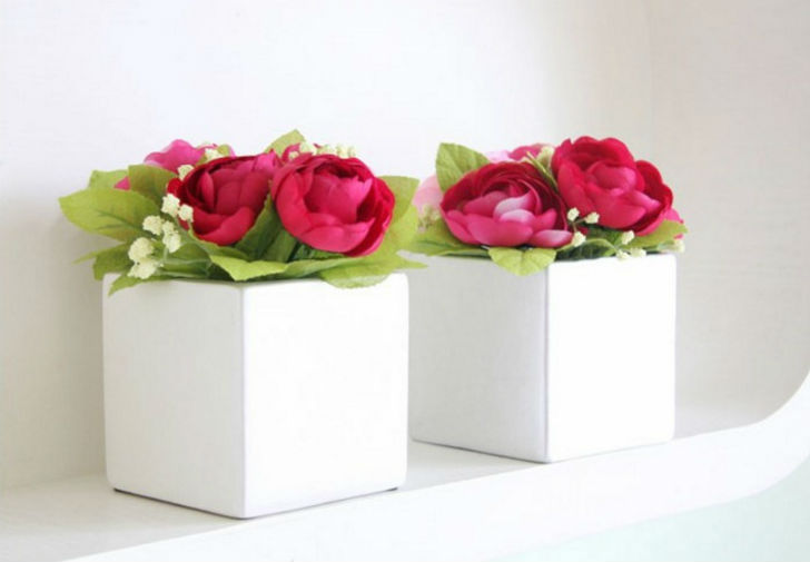 ঘর সাজানোর জন্য ফুলদানি তো সবার বাড়িতেই রয়েছে। কিন্তু এমন অনেক ফুলদানি আছে যেখানে শুকনো ফুল থাকে। তেমন ফুলদানির মধ্যে অল্প কিছু টাকা রাখতে পারেন। তবে বার বার এই সব ফুলদানি পরিষ্কার করা হয়। তাই খুব তাড়াতাড়ি টাকার স্থান পরিবর্তন করুন।