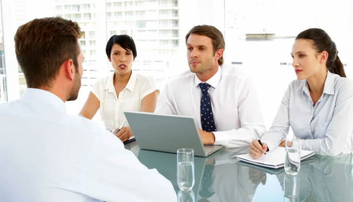 কাজের অভিজ্ঞতা বা শিক্ষাগত যোগ্যাতা-সহ নিজের সম্পর্কে প্রয়োজনীয় সব কথাই সিভি-তে লিখুন।<br>
মনে রাখবেন, আদর্শ সিভি বলে কিছু হয় না। তবে খেয়াল রাখবেন, তা যেন দু’তিন পাতার মধ্যে তা সীমাবদ্ধ থাকে।<br>
এর বেশি পড়ার মতো ধৈর্য থাকে না অনেকেরই। তবে সিভি ছোট রাখতে গিয়ে আবার গুরুত্বপূর্ণ তথ্য বাদ দেবেন না।