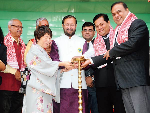 ব্রহ্মপুত্র সাহিত্য উৎসবের সূচনা করলেন কেন্দ্রীয় মানবসম্পদ উন্নয়নমন্ত্রী প্রকাশ জাভড়েকর ও মুখ্যমন্ত্রী সর্বান্নদ সোনোয়াল। শনিবার গুয়াহাটিতে।নিজস্ব চিত্র

