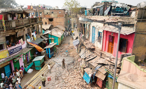 5 injured as a dangerous house collapsed