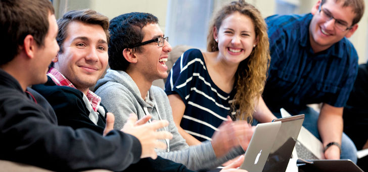 জানেন কি, রসবোধ থাকাটাও অতিমাত্রায় বুদ্ধিমান হওয়ার লক্ষণ। আপনার কথাবার্তা শুনে আশপাশের মানুষজন<br>
হেসে লুটোপুটি খেলে জানবেন, তা অতি বিচক্ষণতার লক্ষণ। অ্যাবেরিস্তউইথ বিশ্ববিদ্যালয়ের মনোবিদ জিল গ্রিনগ্রসের<br>
এমনটাই দাবি। তাঁদের দাবি, রসবোধসম্পন্ন মানুষেরা বিচক্ষণ হওয়া ছাড়াও ক্রিয়েটিভ হন।