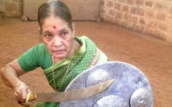 মীনাক্ষি আম্মা- কালারিপায়াত্তুর মীনাক্ষি আম্মার কাছে বয়স কেবল একটা সংখ্যা মাত্র। সাত বছর বয়স থেকে মার্শাল আর্ট করছেন ৭৬ বছরের এই মহিলা। ২০০৯ থেকে কেরলের ভাতাকারা গ্রামে নিজে একটি ট্রেনিং সেন্টারও খুলেছেন তিনি।