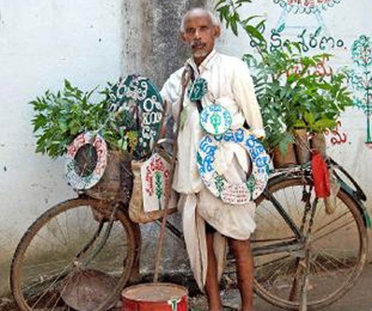 দাড়িপল্লী রামাইয়া- আমরা সবাই যখন রান্নাঘর, অফিস কিংবা আধুনিকত্বের ছোঁয়ায় সোশ্যাল মিডিয়ায় মগ্ন, রামাইয়া তখন একের পর এক গাছের বীজ বপন করে চলেছেন। খালি জায়গা পেলেই তিনি পুঁতে ফেলেন গাছ। সবুজায়নের লক্ষ্যে মন্ত্রীদের কাছেও পৌঁছে গিয়েছেন রামাইয়া। দেওয়ালে দেওয়ালে পরিবেশ বান্ধব স্লোগানও লেখেন এই গাছপাগল মানুষটি।