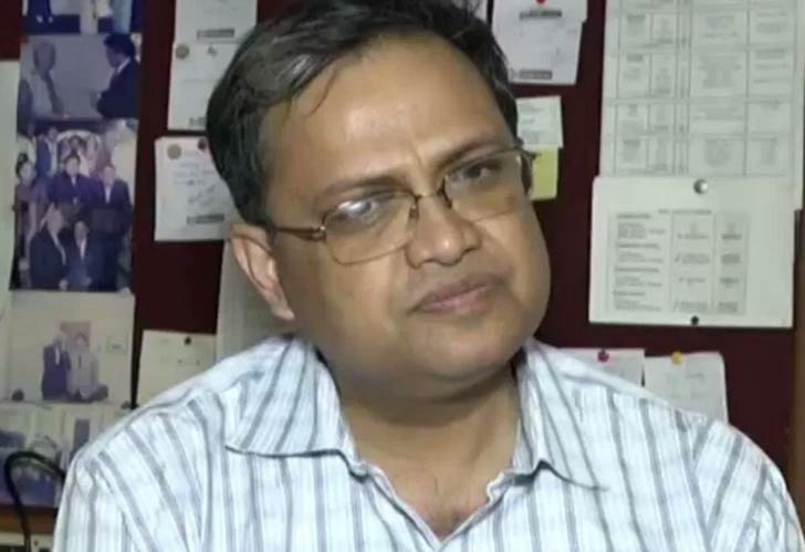 সুব্রত দাস- সকল হেল্পলাইন-এর নেপথ্যেই রয়েছেন  সুব্রত দাস। বড় রাস্তার ধারে তাঁর এক বার দুর্ঘটনা হয়। কিন্তু চিকিৎসা পাওয়ার জন্য ঘণ্টার পর ঘণ্টা অপেক্ষা করতে হয়। সুস্থ হওয়ার পরে নিজেই একটি হেল্পলাইন সংস্থা খুলে ফেলেন। রাস্তাঘাটে আহতদের সেবা শুশ্রুষা করার হেল্পলাইন সংস্থা। ২০০২-এর গুজরাতের সেই হেল্পলাইন সংস্থা আজকের একটি বড় অসরকারি সংস্থা। তাঁর সংস্থা প্রযুক্তিগত সাহায্য করে ১০৮ নম্বরটিকে সদা সচল রাখার জন্য।