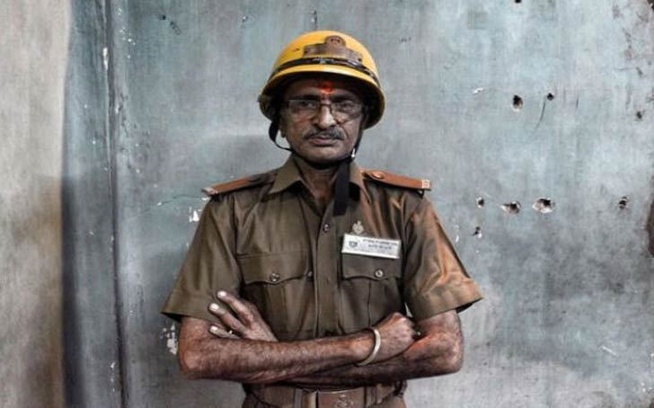 বিপিন গণত্র- আগুনের সঙ্গে লড়াই করবার মতো কোনও শিক্ষা তাঁর নেওয়া নেই। কিন্তু আগুন থেকে মানুষকে বাঁচিয়ে নিয়ে আসার তাঁর বিকল্প নেই। কলকাতার বিপিন গণত্র পেশায় এক জন ইলেকট্রিশিয়ন। ৫৯ বছরেরর এই প্রৌঢ় দমকল দফতরের এক জন ভলিন্টিয়ার। সর্ব ক্ষণ টিভির পর্দায় চোখ থাকে। কখন কোথায় আগুন লাগল! সঙ্গে সঙ্গে তিনি চলে যান আগুন নেভাতে।