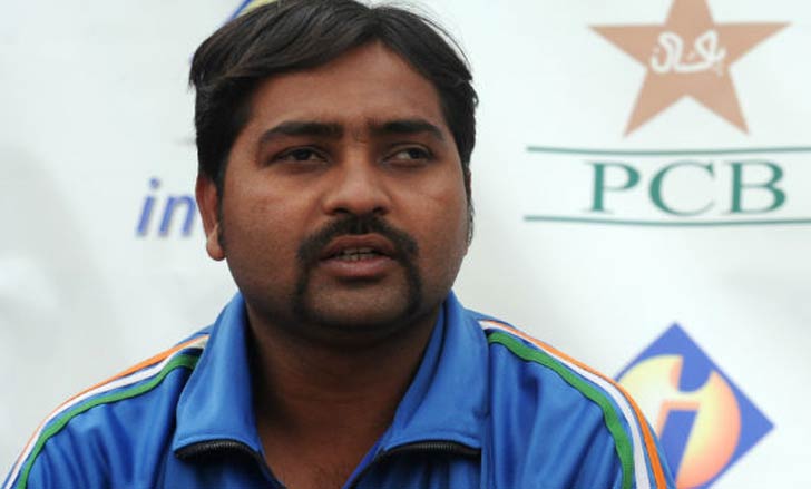 শেখর নাইক- দারিদ্রের সঙ্গে লড়াই করে নিজের দৃষ্টি আর ফিরে পাননি শেখর। কিন্তু তাতে কী, প্যাশনকে মাঝপথে ফেলে আসতে কখনও রাজি ছিলেন না এই খেলোয়াড়। ১২ বছর বয়সেই মা-বাবাকে হারিয়েছিলেন তিনি। কিন্তু, ক্রিকেট চালিয়ে যাচ্ছিলেন এক নাগাড়ে। কর্নাটকের শিমোগার শেখর ভারতের দৃষ্টিহীন দলের হয়ে অধিনায়কত্ব করেছেন। তাঁর অধিনায়কত্বে জাতীয় দৃষ্টিহীন ক্রিকেট দল ২০১২-য় টি-২০ বিশ্বকাপ এবং ২০১৪ সালে বিশ্বকাপ দেশে নিয়ে আসে।