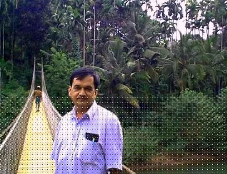 গিরীশ ভরদ্বাজ- চাকরির বাজারে হাহাকারের সময়ে হতাশ হয়ে পড়েছিলেন ৬৭ বছরের  গিরীশ ভরদ্বাজ। তার পর নিজেই বেছে নিয়েছেন নিজের কাজ। এমন কাজ যে কাজ তাঁকে পদ্মসম্মান এনে দিয়েছে। ‘রিমোট’ গ্রামে গিয়ে সেতু তৈরির কাজ করেন এই ‘সেতুবন্ধু’। কেরল, কর্নাটক, অন্ধ্রপ্রদেশ, আর ওড়িশার বিভিন্ন গ্রাম ঘুরে মোটের উপর শতাধিক সেতু তৈরির কাজ করেছেন ।