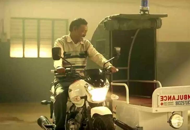 করিমুল হক- সকলে তাঁকে অ্যাম্বুল্যান্স দাদা বলে ডাকে। মোটরবাইক নিয়ে তিনি যে অসুস্থ বা দুর্ঘটনার কবলে পড়াদের হাসপাতালে পৌঁছে দেন যে। পশ্চিমবঙ্গের ধালাবারি গ্রামে থাকেন করিমুল হক। নিজের জমানো টাকা দিয়েই কিনেছেন ‘দ্য করিমুল বাইক অ্যাম্বুল্যান্স’। খুব কম করে ৩০০০ মানুষের প্রাণ বাঁচিয়েছেন তিনি।