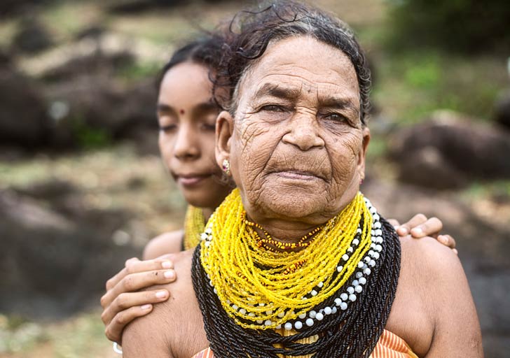 সুকরি বোম্মা গোওডা- তাঁকে বলা হয় ‘হালাক্কির নাইটএঙ্গেল’। আবার কেউ তাঁকে বলেন সুকরি আজ্জি। হালাক্কি ভোক্কালিগাস আদিবাসী সম্প্রদায়ের গান আর কবিতাগুলোকে দীর্ঘ দিন ধরে সংগ্রহ করেছেন সুকরি আজ্জি। উত্তর কর্নাটকের বিলুপ্ত আদিবাসী সম্প্রদায়ের ঐতিহ্য আজও বাঁচিয়ে রেখেছেন ৭৫ বছরের এই মহিলা।