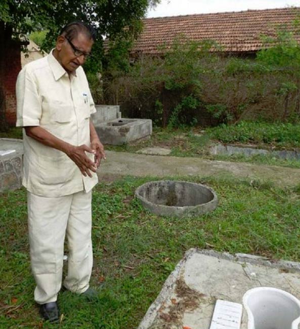 সুহাস ভিত্তল মাপুসকর- পুণের দেহু গ্রামে ১৯৬০-এ এসেছিলেন এই চিকিত্সক। তার পরে নিজের পেশাটাকেই সম্পূর্ণ বদলে নেন। গ্রামবাসীদের বিনামূল্যে শৌচালয় দেওয়ার ‘দায়ভার’ নিজের কাঁধে তুলে নেন। গ্রামবাসীরা তাঁর নাম দিয়েছেন ‘স্বচ্ছ দূত’। ২০১৫-য় তাঁর মৃত্যু হয়।