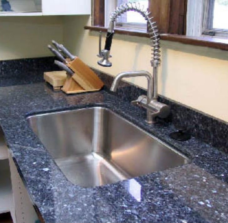 কিচেনের সবচেয়ে গুরুত্বপূর্ণ অংশই হল কাউন্টার টপ। এখানেই আপনার গ্যাস আভেন-সহ<br>
সমস্ত গ্যাজেট থাকে। মডিউলার কিচেন তৈরির আগে ঠিক করে নিন তা গ্রানাইট না<br>
মর্বেলের হবে। বাড়িতে বেশি তেল-মশলারদার খাবার তৈরি হলে গ্র্যানাইটের মতো<br>
সহজেই পরিষ্কার করা যায় এমন কোনও কাউন্টার টপ বসাতে পারেন।