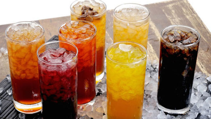 উইকএন্ডের অবসর মানেই বন্ধুবান্ধবদের সঙ্গে বসে দেদার মদ্যপান— এমনটা মনে করবেন না যেন।<br>
অতিরিক্ত মদ্যপানের হ্যাংওভার থাকতে পারে সপ্তাহের শুরুতেও। ফলে তাতে আপনার<br>
অফিসের কাজে প্রভাব পড়তে পারে। উইকএন্ডে সোডা মেশানো ককটেল এড়িয়ে চলুন।<br>
ক্যালোরি বেশি থাকায় এ ধরনের ড্রিংকসে লাভের চেয়ে ক্ষতিই হয় বেশি।