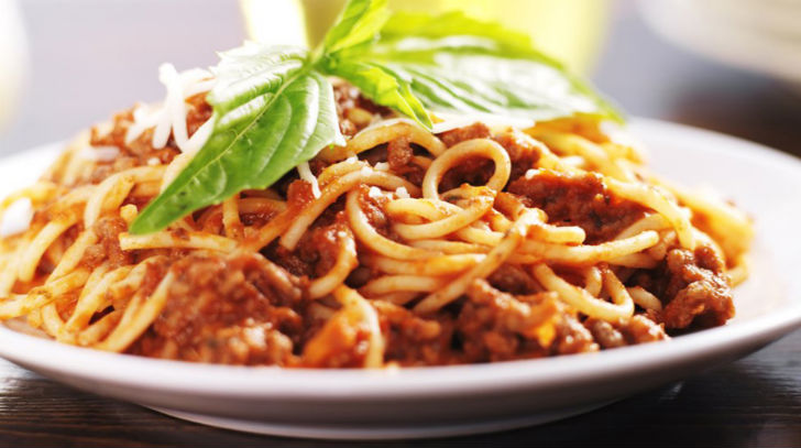 ছুটির দিনে কব্জি ডুবিয়ে খাওয়ার ভুল অনেকেই করেন। খান,<br>
তবে একটু রয়েসয়ে। ঘুমোনোর অন্তত তিন-চার ঘণ্টা আগে রাতের<br>
খাবার খান। রাতের খাবারে পাস্তা বা পাউরুটির মতো কার্ব এড়িয়ে চলুন।