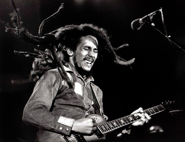 বব মার্লে:<br>
১৯৭৭-এ তাঁর ‘এক্সোডস’ অ্যালবাম আলোড়ন তুলেছিল গোটা বিশ্বে।<br> তাঁর জন্ম জামাইকায়। তাঁর পরিবার নিজেদের সিরিয়ার খ্রিস্টান বলে দাবি করে এসেছেন।