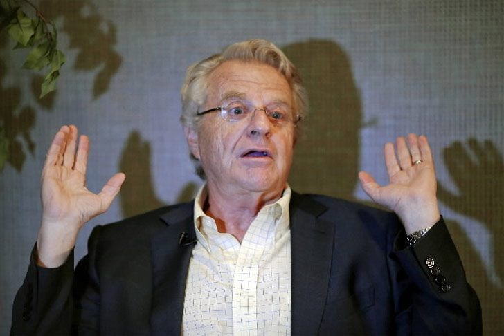 জেরি স্প্রিঙ্গার:<br>
‘আ পুওর রিফিউজি’— এই শব্দবন্ধ দিয়ে নিজেকে নিজেই সম্বোধন করতেন মার্কিন টেলিভিশনের পরিচিত মুখ জেরি।<br> দ্বিতীয় বিশ্বযুদ্ধের সময় জার্মান আক্রমণের হাত থেকে বাঁচতে লন্ডনের হাইগেট টিউব রেল স্টেশনে আশ্রয় নিয়েছিল জেরির পরিবার।<br> সেখানেই জন্ম হয় জেরির। এর পরেই প্রাণ বাঁচাতে আমেরিকায় পালিয়ে আসে জেরির পরিবার।<br> ডেমোক্রেটিক পদপ্রার্থী হিসাবে সিনসিনাটির মেয়র হয়েছিলেন তিনি।<br> আইনজীবী, সংবাদ উপস্থাপক, অভিনেতা এবং মিউজিসিয়ান হিসাবেও জীবনে অসাধারণ সাফল্য পেয়েছিলেন তিনি।