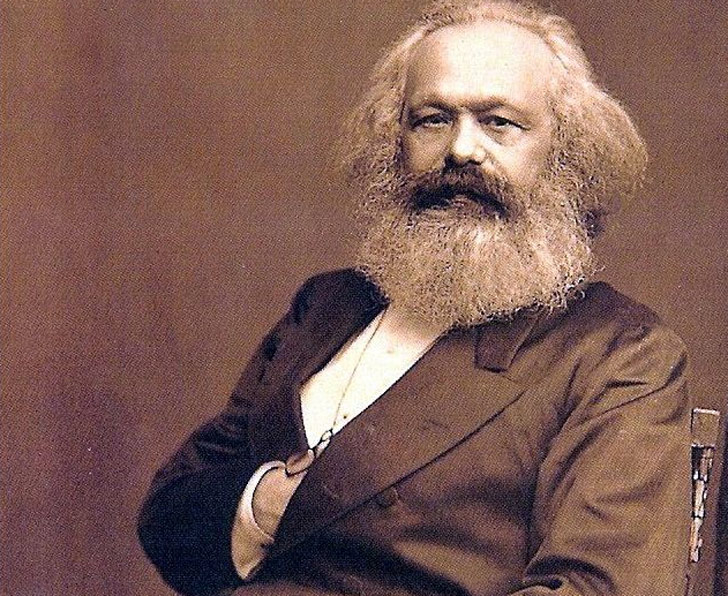 কার্ল মার্কস:<br>
একাধারে তিনি দার্শনিক, বিজ্ঞানী, অর্থনীতিবিদ, সমাজতত্ত্ববিদ, সাংবাদিক। জন্মসূত্রে জার্মান।<br> কিন্তু জীবনের বেশির ভাগ সময়টাই কেটেছে লন্ডনে। তাঁর আগে কখনও প্যারিস, কখনও বা ব্রাসেলস।<br> অভিবাসী তকমা পিছু ছাড়েনি কখনও।