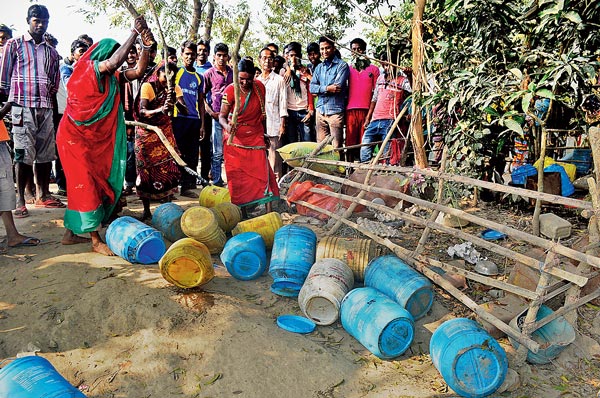 চোলাইয়ের ঠেকে ভাঙচুর মহিলাদের। মঙ্গলবার উদিত সিংহের তোলা ছবি।