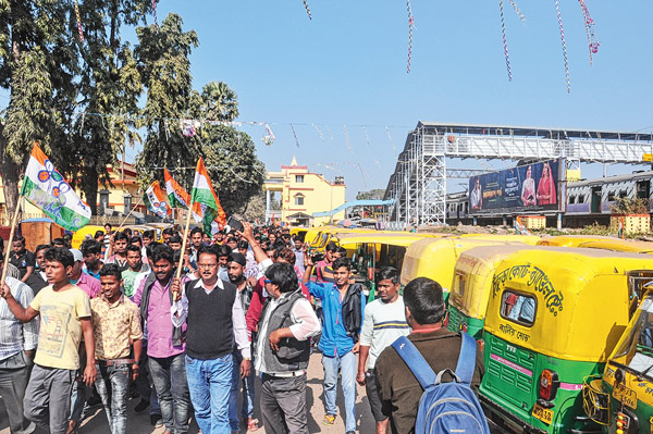 দমকলের যুদ্ধ। বুধবার রাতে, গঙ্গানগরে। ছবি: শুভাশিস ভট্টাচার্য

