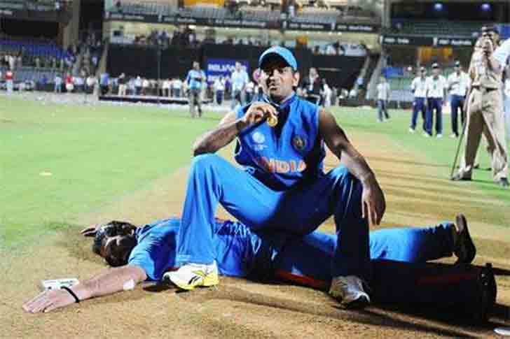 ম্যাচ জিততে ছয় দরকার। ভীষণ চাপে রয়েছেন? কল এমএস ধোনি - রামিজ রাজা