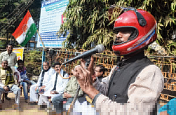 Unique protest With helmet by Congress MLA