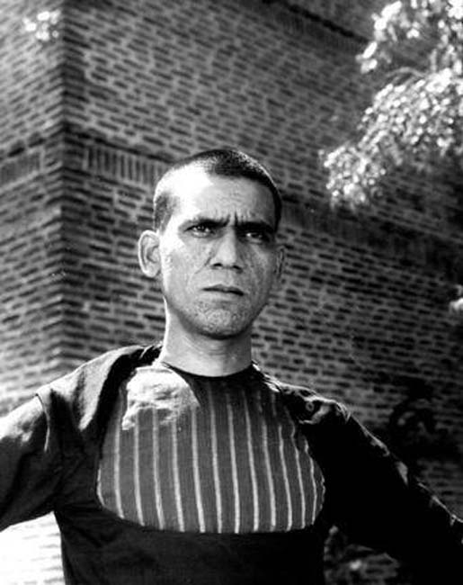 আক্রোশ (১৯৮০): এই ছবিতে অভিনয়ের মাধ্যমে ওম পুরী জীবনের প্রথম ফিল্ম ফেয়ার পুরস্কারটি পান।