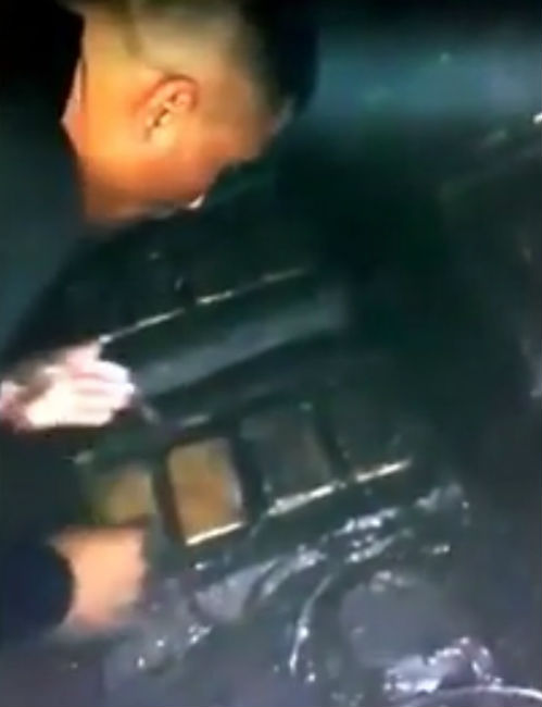 এর কিছুদিন পরেই সন্ধানকারী দলের এক সদস্যের বিশেষ ক্যামেরায় ধরা পড়ে এই গুপ্তধনের ভিডিও। <br> তাতে দেখা গিয়েছে গুহার মধ্যে কাদা-মাটির নীচে থাকা প্রচুর সোনার বার।