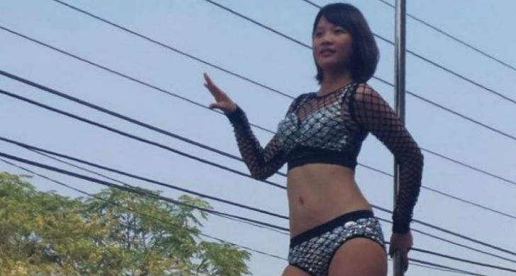 খোলা রাস্তায় সেই জিপের উপরে নাচলেন পঞ্চাশ সুন্দরী। ছেলের ব্যখ্যা, ‘এতে বাবা খুশি হয়ে আনন্দের সঙ্গে পরলোকে যেতে পারবে।’