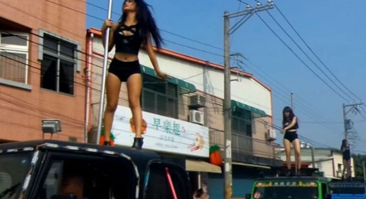 জুনিয়র সিয়াংয়ের সঙ্গে একমত তুং সিয়াং-এর ভাই তুং মাও সি‌য়াং। তাঁর দাবি, ‘দাদা দু’দিন আগে স্বপ্নাদেশ দিয়েছিলেন। তাই এই আয়োজন।’