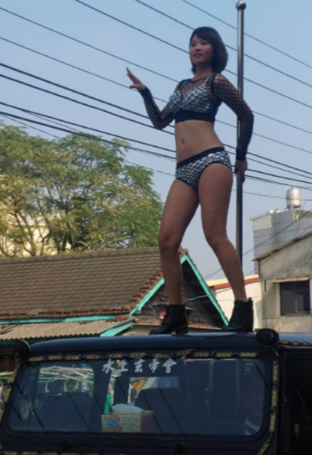 তবে এই প্রথা চিনে নতুন নয়। এখানে শেষকৃত্যের অনুষ্ঠানে অনেক সময়ই মহিলাদের নাচ-গান করার জন্য ভাড়া করা হয়ে থাকে। <br> তবে প্রকাশ্য রাস্তায় এই ধরনের শোভাযাত্রার আয়োজন আগে সেভাবে দেখা যায়নি।