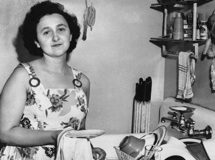 এথেল রোজেনবার্গ: জন্ম নিউইয়র্কে। আমেরিকাতে জন্মেও একটা সময় গুপ্তচরের কাজ শুরু করেন তৎকালীন সোভিয়েত ইউনিয়নের হয়ে। ১৯৫৩ সালে তিনি ও তাঁর স্বামী জুলিয়াস পারমাণবিক বোমা সংক্রান্ত গোপন খবর পাচার করেন সোভিয়েত ইউনিয়নে। ১৯৫৩ সালে এথেল ও তাঁর স্বামীকে ফাঁসি দেওয়া হয়।