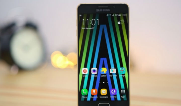 স্যামসুং গ্যালাক্সি এ৭: ৩৬০০ এমএএইচ ব্যাটারির সঙ্গে পাবেন ৫.৭০ ইঞ্চি ডিসপ্লে, ১৬ এমপি ব্যাক ও ১৬ এমপি ফ্রন্ট ক্যামেরা।<br> এই মডেলে রয়েছে ৩২ জিবি ইন্টারন্যাল মেমরি এবং ৩ জিবি র‌্যাম।