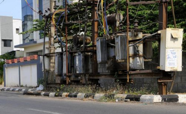 Young man died after touching the wire of a transformer while police chased him