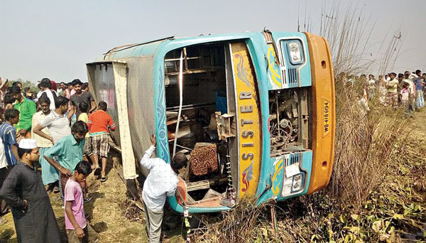40 injured as bus overturned in Kalna