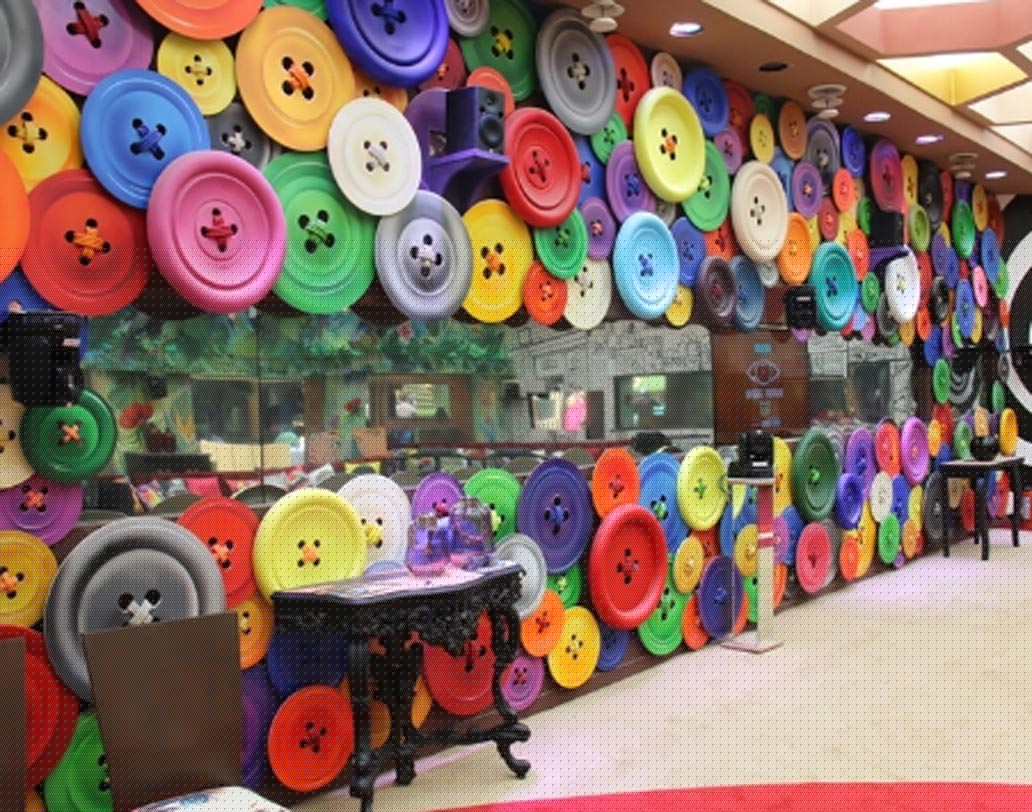 ১৯০০ স্কয়ার ফিটের বিরাট বাংলোতে এটি বসার ঘর। লিভিং রুম। নানা রঙের নানা আকারের বোতাম দিয়ে সাজানো হয়েছে দেওয়াল।