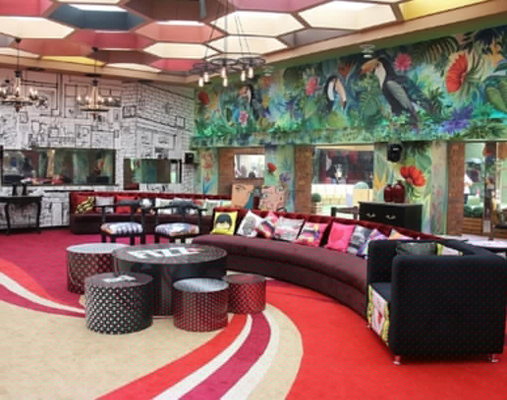 প্রতিযোগীরা এই লম্বা সোফায় বসেই বিরাট টিভি স্ক্রিনে সলমন খানের সঙ্গে কথা বলবেন।