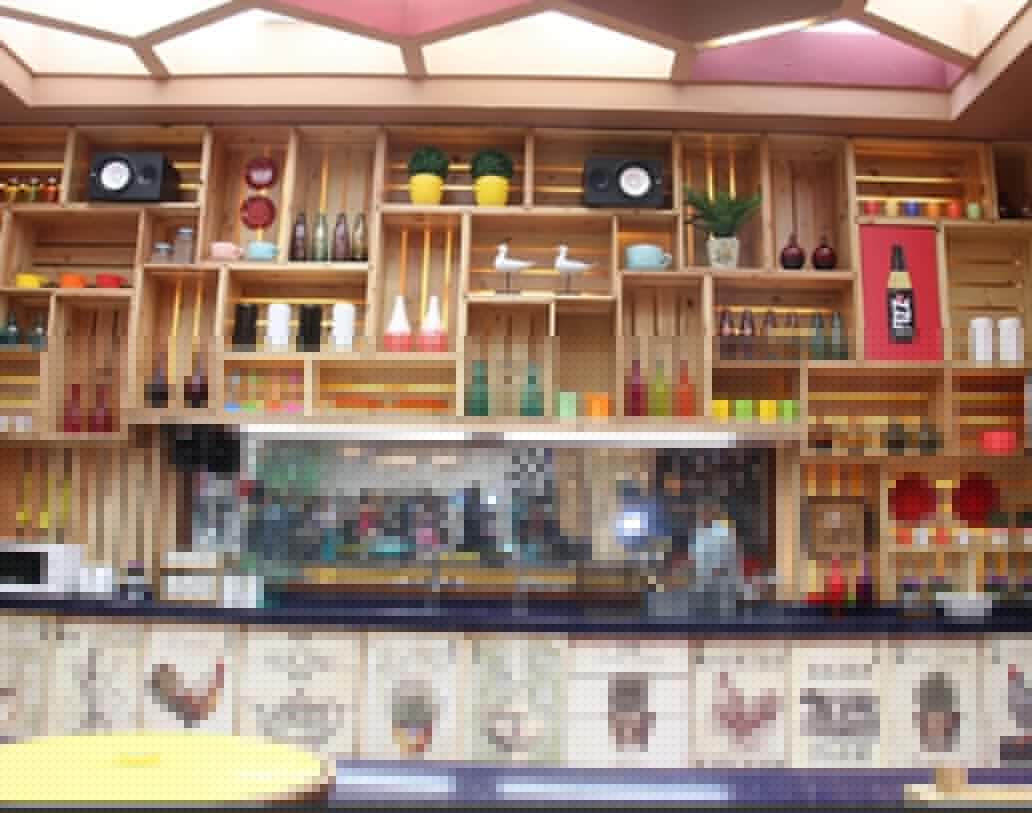 রান্নাঘরেও এ বার ব্যবহার করা হয়েছে বিভিন্ন রং। প্রতিযোগীদের বেশ অনেকটা সময় কাটাতে হবে এই রান্নাঘরেই।