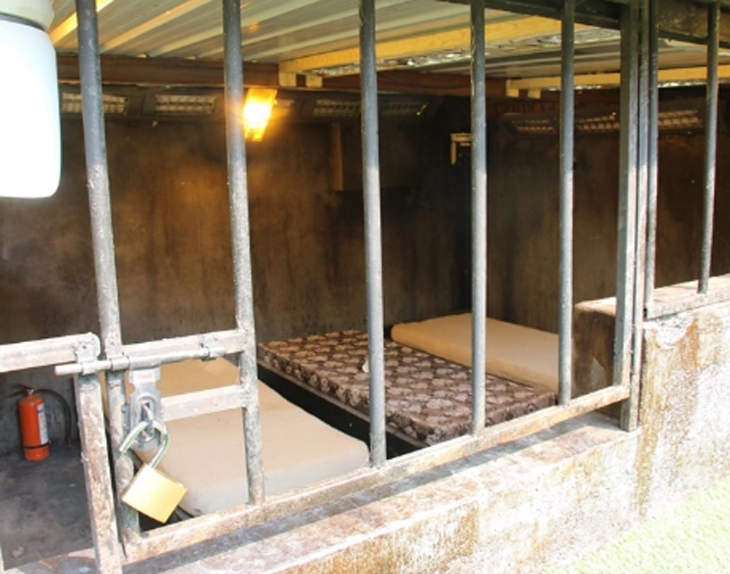 এটা কী? বিগ বস ১১-র ঘরে নাকি এ বার এই অন্ধকূপ তৈরি করা হয়েছে। প্রতিযোগীদের শাস্তি দিতেই নাকি এই ঘরের ব্যবস্থা।