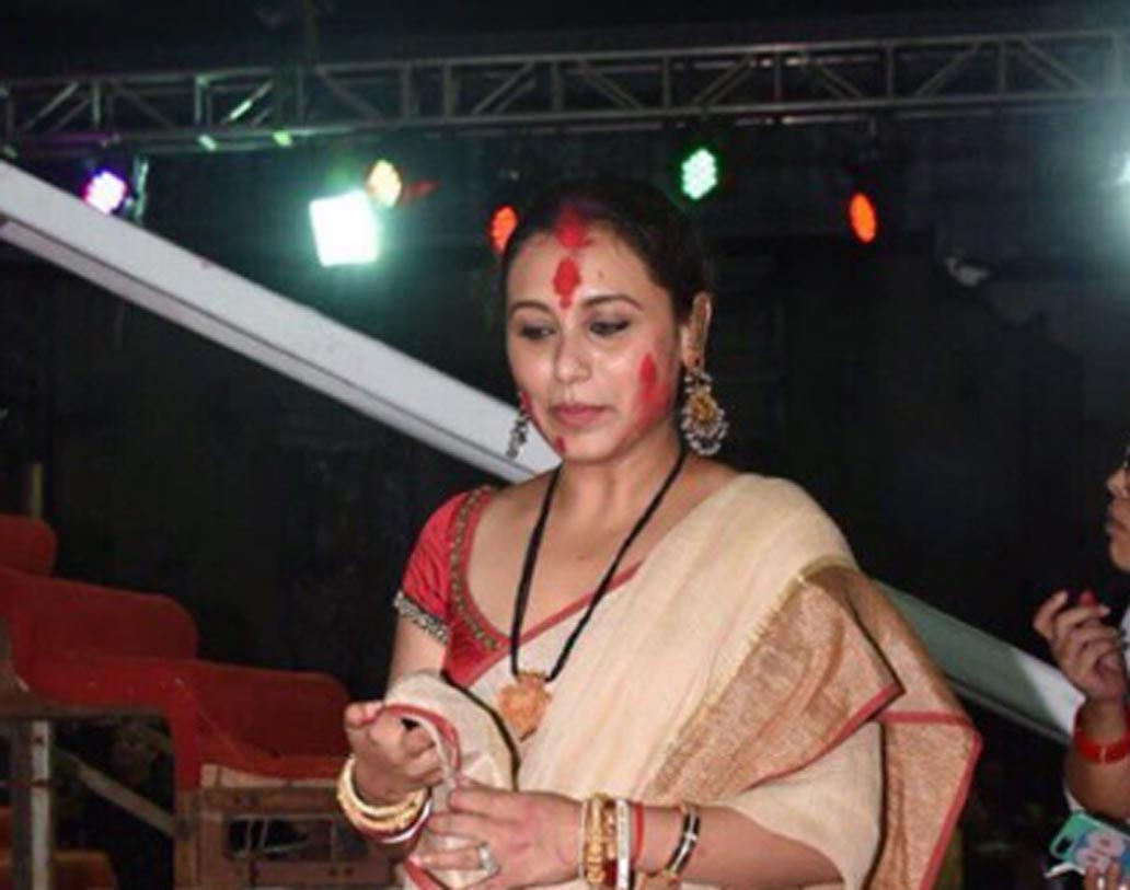 বাঙালি বউ-এর সাজে রানির চেনা মেজাজ।