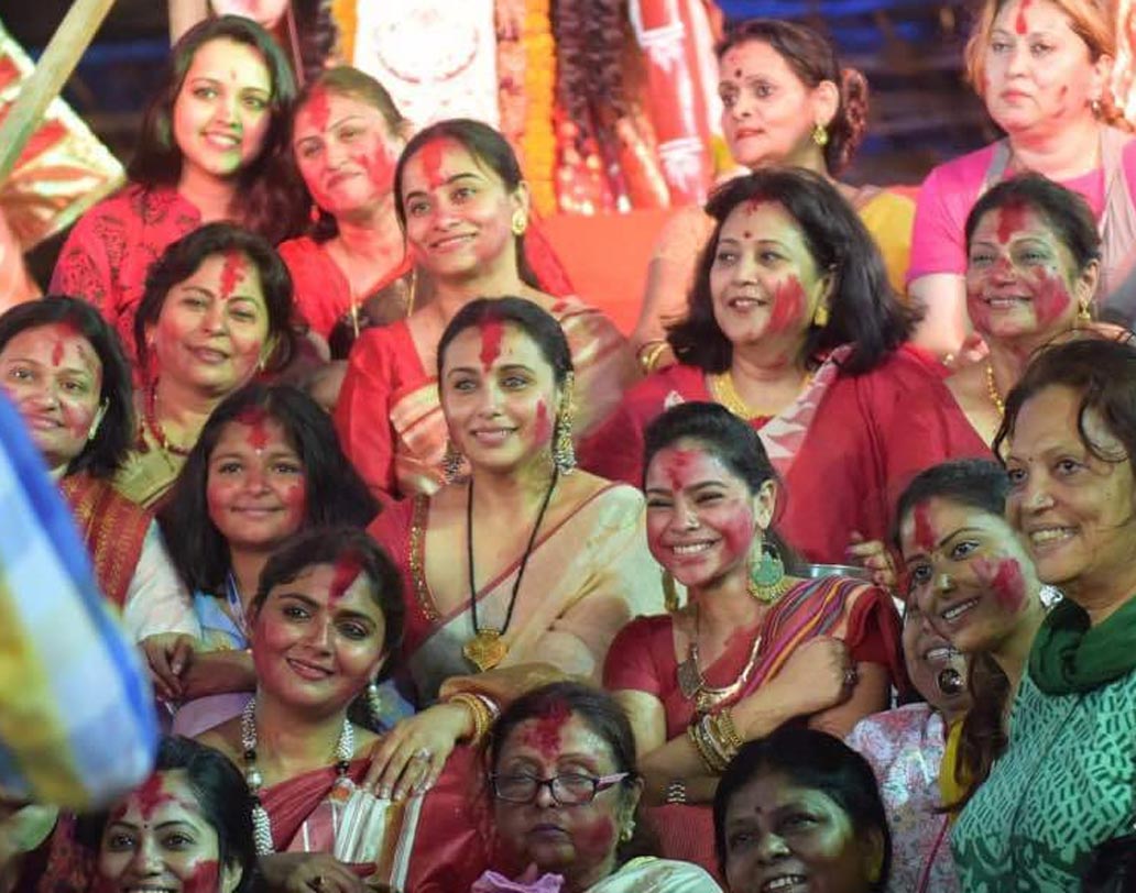 নর্থ বম্বে সর্বজনীনের পুজোয় রানি মুখোপাধ্যায় সিঁদুর খেললেন। ছিলেন বন্ধু এবং আত্মীয়রা।