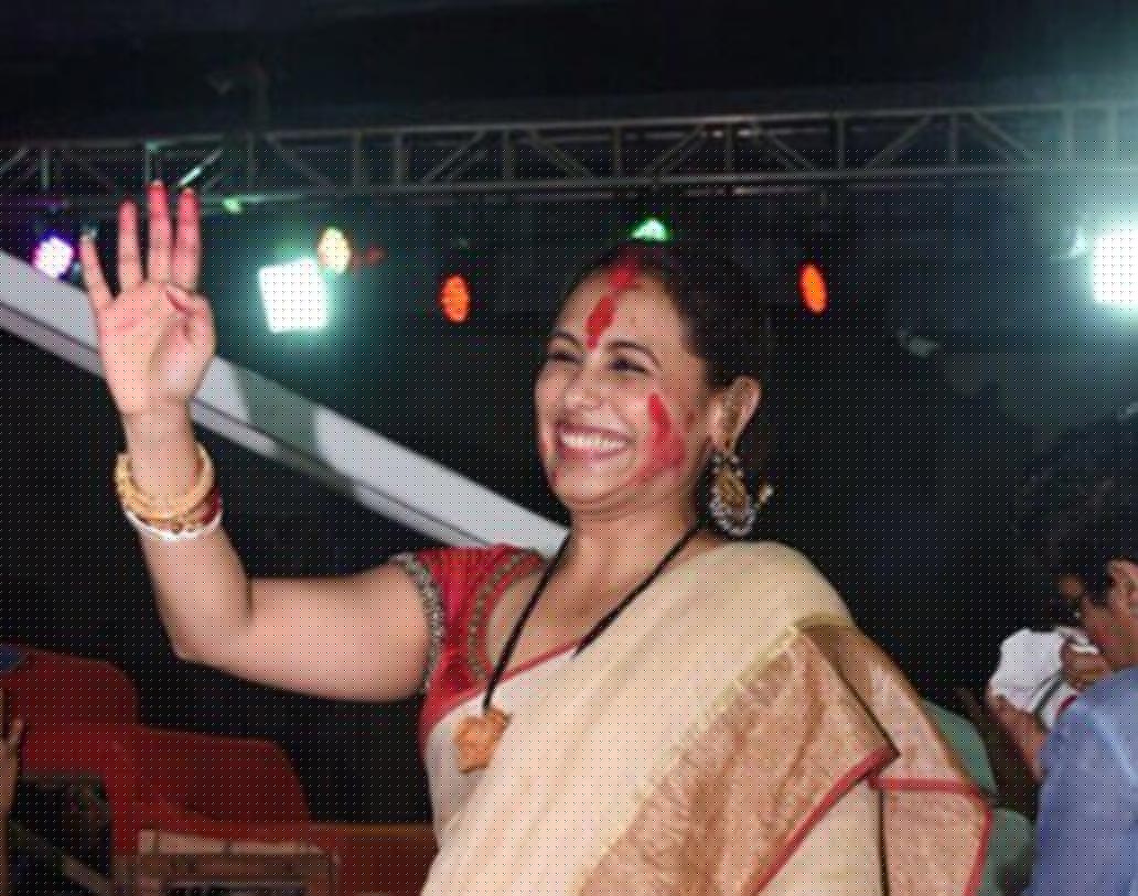 সিঁদুর খেলার সঙ্গেই হল নাচ, আড্ডা, হই-হুল্লোড়।